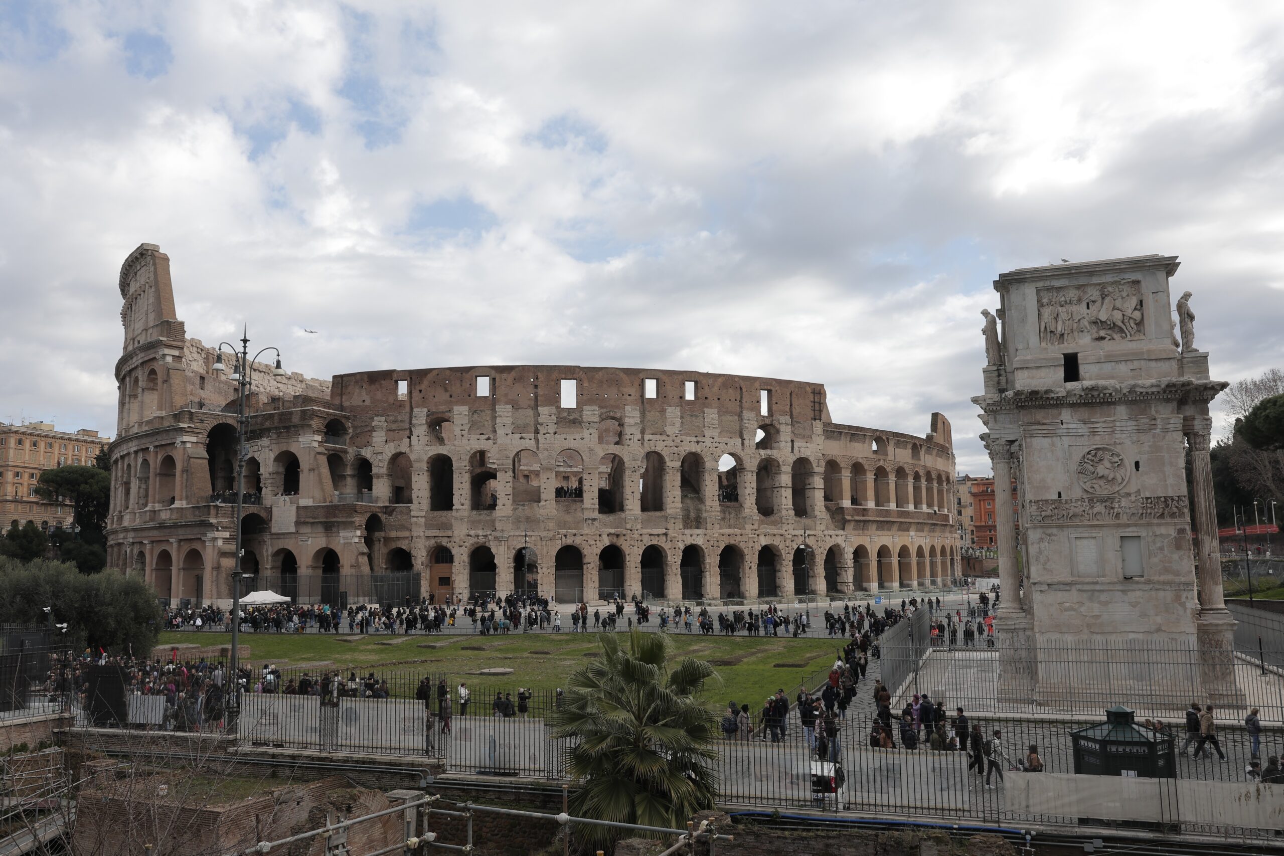 Discover rome tours-Guided Colosseum 2